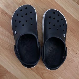 Black crocs women’s 8 Men’s 6